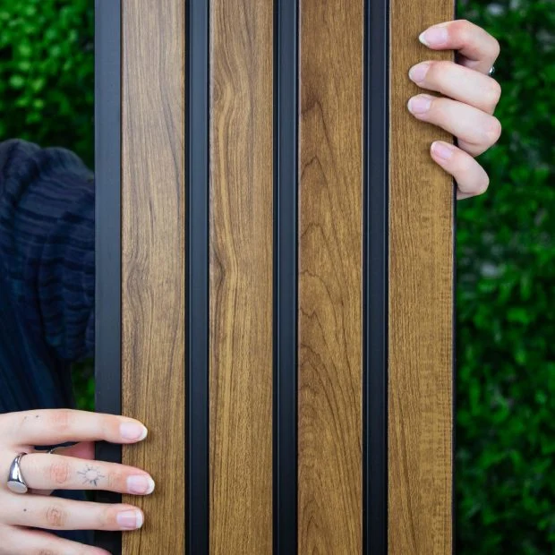 Panel listado efecto madera negro/marrón